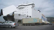 Die Guardia Civil hat im Hafen von Barcelona einen blinden Passagier entdeckt. Der Mann ist zwischen 20 und 30 Jahre alt und er trägt keine Papiere bei sich. Die spanischen Grenzschützer:innen leiten auf der Iberischen Halbinsel Ermittlungen ein, um die Identität der unbekannten Person zu klären. Tote Vögel, gehackte Wurzeln und pulverisierte Ratten: Bei einer Gepäckkontrolle am Flughafen Madrid-Barajas schlägt den Zollfahnder:innen derweil ein heftiger Gestank entgegen. Bei den Mitbringseln aus Kuba handelt es sich angeblich um religiöse Objekte.