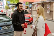 Cecilia (Carina Koller) und Baris (Metehan Demiröz) genießen bei einem zufälligen Gespräch über die Familie insgeheim die Nähe des anderen.