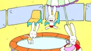Ausgelassen toben Maria (l.) und Simon (M.) auf dem Trampolin im Strandclub. Währenddessen organisiert der Aufpasser (r.) Hüpfbälle für ein Wetthüpfen.