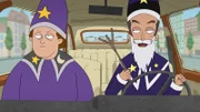 Ludwig Auster (links) sitzt neben einem Zauberer im Auto.