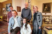 Ding Dong – Zeig mir dein Zuhause Staffel 7 Folge 1 Montreux Palast von Salagnon: Viola Tami (unten M.) mit Jan Fitze (unten l.) mit Olivier Yoshitimi (Neffe), Ernest Pflüger und Susann Pflüger (Ehepaar).