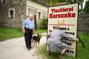 rbb Fernsehen KRAUSES GEHEIMNIS, am Sonntag (28.12.14) um 15:10 Uhr. Polizeihauptmeister Krause (Horst Krause, li.) stellt mit Erstaunen fest, dass sein Nachbar Karsunke (Fritz Roth) entschieden hat, Schönhorst für immer zu verlassen.