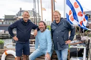 Leinen los f&uuml;r die achte Staffel von LECKER AN BORD! Diesmal ist die beliebte WDR-Sommerreihe zu Besuch im hohen Norden: Die Spitzenk&ouml;che Bj&ouml;rn Freitag und Frank Buchholz gehen auf kulinarische Entdeckungsreise auf der friesischen Seenplatte in den Niederlanden. Mit ihrem Hausboot starten sie in Lemmer am Ijsselmeer und schippern &uuml;ber Seen und Kan&auml;le ins Zentrum der historischen Kleinstadt Sneek. - v.l.n.r.: Frank Buchholz, Skipper Kai Linnenbr&uuml;gger, Bj&ouml;rn Freitag