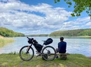 Über 1000 Kilometer Brandenburg mit dem Fahrrad – "Rad auf Achse" ist unterwegs auf dem längsten Radfernweg Deutschlands, der "Tour Brandenburg". Es gibt Begegnungen mit Menschen am Wegesrand und Eindrücke aus dem Land Brandenburg in seiner Pracht und Vielfalt. Folge 2 radelt nach Cottbus, durchs Lausitzer Seenland und den Fläming zurück zum Ausgangspunkt der Tour: Brandenburg an der Havel. - M. Moschek am Roofensee.