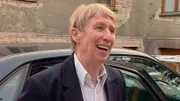 Die 1990er – das Land Brandenburg wird gegründet und sucht nach seiner Identität. Die Brandenburger kämpfen um ihre Arbeit, verabschieden die russischen Streitkräfte, sagen Nein zur Berlin-Fusion und halten zusammen beim Oderhochwasser. Eine Brandenburg-Chronik zum 30. Geburtstag des Landes: drei Jahrzehnte voller Aufbrüche, Höhenflüge, Rückschläge, kleiner Geschichten und großer Geschichte. - Regine Hildebrandt - die Mutter Courage des Ostens.