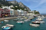 Der malerische Hafen von Capri.