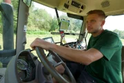 Florian Haller bei der Ernte im Traktor