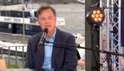 Kabarettist Lars Reichow erzählt direkt vom Flussufer von großen und kleinen Katastrophen seines Alltags, dazu gibt es Sketche und Musik. Gute Unterhaltung zum Lachen und Genießen.