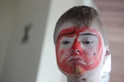 Wenn Kilian sich selbst schminkt, versinkt er ganz in dieser Rolle als Clown.