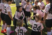 Jane Tennant (Vanessa Lachey, 3.v.l.)