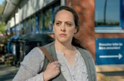 Verwaltungschefin Janina Plathe (Mieke Schymura) ist angespannt – nicht nur, weil sie die Leiche ihres Angestellten Benno Bärsen entdeckt hat …