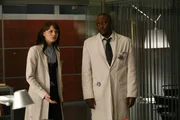 House hat Dr. Robert Chase gefeuert. Dr. Eric Foreman (Omar Epps, r.) und Dr. Allison Cameron (Jennifer Morrison, l.) stellen ihn zur Rede ...