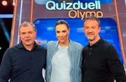 Moderatorin Esther Sedlaczek (M.) mit den Kandidaten des Teams "EM-Gold": Andreas Möller (l.) und Fredi Bobic (r.).