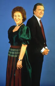 Veronika Fitz als Hausmeisterin Martha Haselbeck und Helmut Fischer als ihr Mann Josef, von dem sie sich nach 28 Jahren trennt.