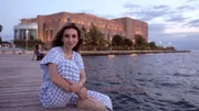 Reporterin Alexandra Kosma - im Hintergrund die Philharmonie in Thessaloniki.