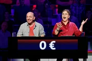 ARD WER WEISS DENN SOWAS? FOLGE 754, "Katerina Jacob und Andrea Kathrin Loewig", am Freitag (05.11.21) um 18:00 Uhr im ERSTEN. Rateteam-Kapitän Bernhard Hoëcker (l.) und die Schauspielerin Katerina Jacob (r.) bilden ein Rateteam.