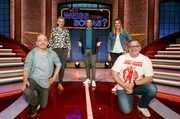ARD WER WEISS DENN SOWAS? FOLGE 751, "Petra Behle und Denise Herrmann", am Dienstag (02.11.21) um 18:00 Uhr im ERSTEN. Moderator Kai Pflaume (M.) und seine Rateteam-Kapitäne Bernhard Hoëcker (l.) und Elton (r.) begrüßen in dieser Sendung die ehemalige Biathletin Petra Behle (2.v.l.) und die Biathletin Denise Herrmann (2.v.r.).