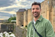 Reporter Ramon Babazadeh vor der Burg von Sedan.