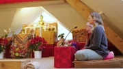 Sara Hindelang und Lama Thierry bei Buddhistischer Meditation.