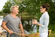 rbb Fernsehen KRAUSES GEHEIMNIS, am Sonntag (28.12.14) um 15:10 Uhr. Der weitgereiste Albert (Jörg Schüttauf), der bei Familie Krause zu Gast ist, schafft es in kürzester Zeit, Dorfärztin Frau Dr. Ramona Jessen (Fritzi Haberlandt) den Kopf zu verdrehen.