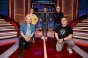 ARD WER WEISS DENN SOWAS? FOLGE 750, "Margarita Broich und Wolfram Koch", am Montag um 18:00 Uhr im ERSTEN. Moderator Kai Pflaume (M.) und seine Rateteam-Kapitäne Bernhard Hoëcker (l.) und Elton (r.) begrüßen in dieser Sendung die Schauspielerin Margarita Broich (2.v.l.) und den Schauspieler Wolfram Koch (2.v.r.).