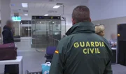 In dieser Folge erregt eine Gruppe angeblicher Touristen den Verdacht der Guardia Civil am Flughafen Madrid-Barajas. Im Hafen von Tarifa hält ein Fahrzeug, das die Grenze überqueren will, für die Agenten viele Überraschungen bereit. Am Flughafen Barcelona kontrollieren Zöllner verdächtige Pakete.