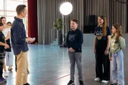 Wie weit sind Fans bereit für ihre Idole zu gehen? Das möchte Eric Mayer in einem Experiment mit Schülern der Liebigschule Frankfurt herausfinden.