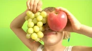 In den Lach- und Sachgeschichten geht es fruchtig zu. Malena macht aus viel leckerem Obst einen köstlichen Salat.