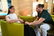 Charlotte "Charlie" (Shaolyn Fernandez) ist von Milans (Vitali Huk) plötzlicher Einsicht überrumpelt.