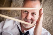 Für das Europa Open Air 2025 erobert die hr-Bigband unter der Leitung von Jörg Achim Keller mit dem gefragten Schlagzeuger Wolfgang Haffner (im Bild) die Bühne.