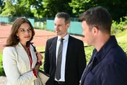 Ben (Jörg Rohde, r.) wird misstrauisch, als er sieht, dass Kilian (Marc Dumitru) sich bei Gabriella (Bianca Hein) einschmeichelt.
