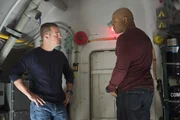 Die Special Agents Callen (Chris O'Donnell, l.) und Sam (LL Cool J, r.) befinden sich in einer scheinbar ausweglosen Situation: Sie sind in einem U-Boot eingeschlossen, das von Terroristen pr&auml;pariert wurde, um einen Flugzeugtr&auml;ger in San Diego auszul&ouml;schen ...