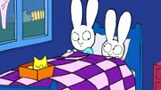 Weil sie sich nicht einigen konnten, in wessen Bett Findelkatze Mini (l.) schlafen darf, quetschen sich Simon (M.) und Franz (r.) eben in ein Bett.