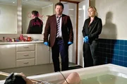 Tot in der Badewanne: Detective Mike Shepherd (Neill Rea) und Sims (Fern Sutherland, re.) mit der Leiche von Countrystar Holly Collins (Bronwyn Turei). Tot in der Badewanne: Detective Mike Shepherd (Neill Rea) und Sims (Fern Sutherland, re.) mit der Leiche von Countrystar Holly Collins (Bronwyn Turei).
