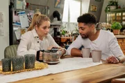 Chris kann nicht verhehlen, dass er von der Scheinehe seiner Tochter nicht begeistert ist. Cecilia (Carina Koller) und Theo (Julius Dombrink)