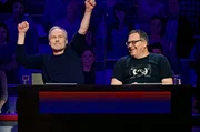 ARD WER WEISS DENN SOWAS? FOLGE 750, "Margarita Broich und Wolfram Koch", am Montag um 18:00 Uhr im ERSTEN. Rateteam-Kapitän Elton (r.) und der Schauspieler Wolfram Koch (l.) bilden ein Rateteam.