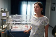 Während ihr Mann Felix immer wieder ausweicht, setzt sich Nadia Berger (Leni Adams) mit der lebensgefährlichen Krankheit ihres Babys auseinander.