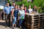 Kerstin Riek mit Familie, vlnr: Vater Uwe Riek, Lebensgefährte Hermann Weber, Kerstin Riek, Cousine Isabel Hieber, Großmutter Waltraud Wiedenmann, Cousin Dennis Riek, Mutter Karin Wiedenmann-Riek, Cousine Anna Hieber, Kerstins Freundin und Beiköchin Juliane Schnalzger