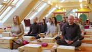 Gruppe in Oberösterreich bei einer buddhistischen Meditation