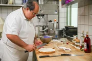 Michael Nebel beim Backen seiner Schilchertorte