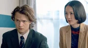 Der Jungreporter Jake (Ansel Elgort, li.) und seine Vorgesetzte Eimi Maruyama (Rinko Kikuchi) recherchieren zu einer Story um Kredite und Selbstmorde.