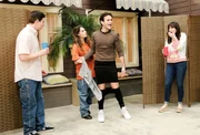 (v.l.n.r.) Geoff Schwartz (Sam Lerner); Joanne Schwartz (Beth Triffon); Barry Goldberg (Troy Gentile); Erica Goldberg (Hayley Orrantia)