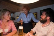 Gloria Grubinger (Sylvia Haider, M.) fragt sich, ob sich zwischen Anna Prückl (Sarah-Lavinia Schmidbauer, l.) und Schorschi Striebel (Sebastian Edtbauer) gerade etwas entwickelt.