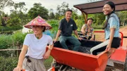 Viola Tami (l.) und Jan Fitze (hinten Mitte) besuchen die Familie Lüscher in Sakhon Nakhon