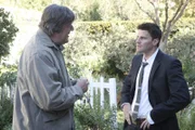 Wyatt (Stephen Fry, l.) im Gespräch mit FBI-Agent Seeley Booth (David Boreanaz).