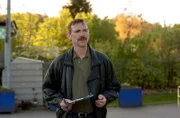 Dirk Kisebü (Knut Berger), der Leiter des Bauhof-Trupps, scheint etwas zu verheimlichen.