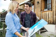 Lena Lorenz (Judith Hoersch) fragt sich, welches Geheimnis sich hinter Rob Manzinis (Seán McDonagh) undurchdringlicher Fassade verbirgt.