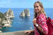 Moderatorin Tamina Kallert genießt den weltberühmten Ausblick: Die Faraglioni Felsen vor der Küste von Capri.
