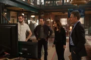 (v.l.n.r.) Forensiker Sebastian Lund (Rob Kerkovich); Special Agent Christopher LaSalle (Lucas Black); FBI Special Agent Tammy Gregorio (Vanessa Ferlito); Special Agent Dwayne Pride (Scott Bakula)