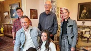 Ding Dong – Zeig mir dein Zuhause Staffel 7 Folge 1 Montreux Palast von Salagnon: Viola Tami (unten M.) mit Jan Fitze (unten l.) mit Olivier Yoshitimi (Neffe), Ernest Pflüger und Susann Pflüger (Ehepaar).
